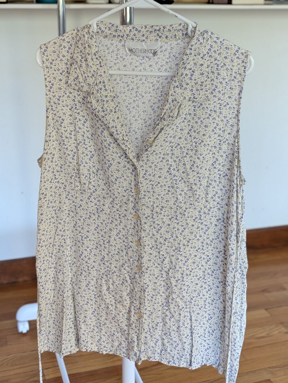 Motherhood Floral Sleeveless Button Front Tie-Back Blouse – Blue & Cream